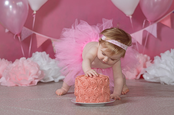 baby-girl-and-her-birthday-cake