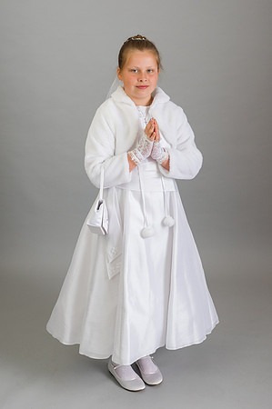communion-girl-with-praying-hands