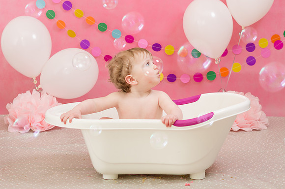 Baby-in-the-bath-looking-at-the-bubbles