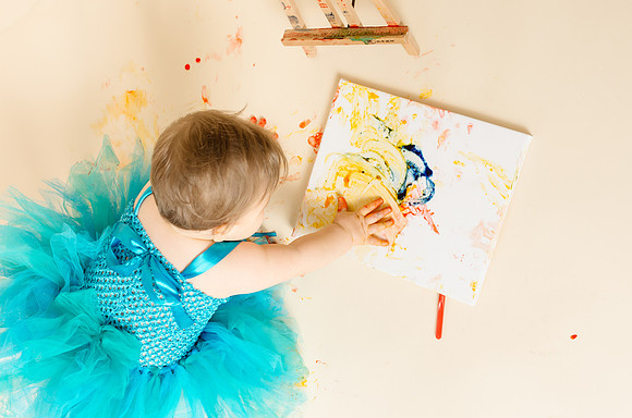 Baby-paint-with-her-hands