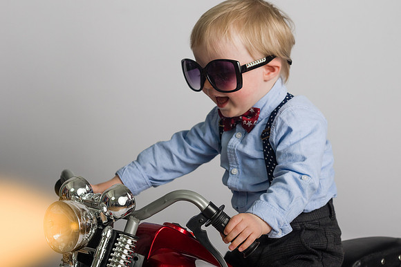 Children-get-fun-on-the-motorcycle