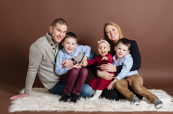 Happy-family-sit-on-the-blanket