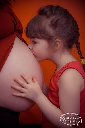 Daughter-kiss-her-mom-belly