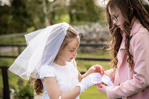 communion-girl-and-her-sister
