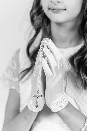 communion-girl-with-praying-hands