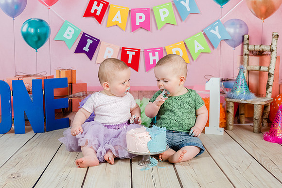 twins-eating-their-birthday-cake