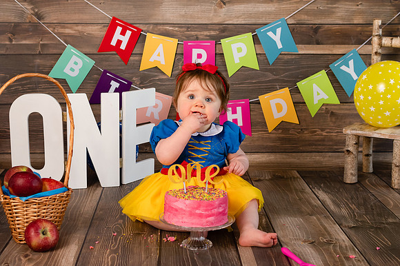 baby-eating-her-birthday-cake