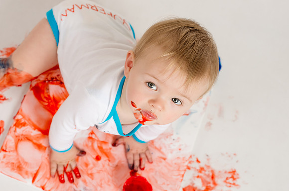 Baby-with-the-paint-on-the-hands-created-art
