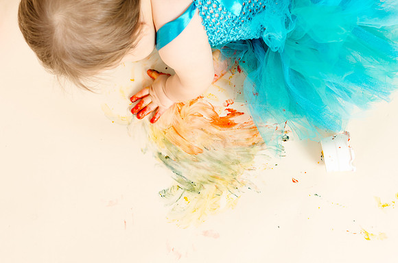 Little-girl-with-the-blue-dress-paint-with-her-hands